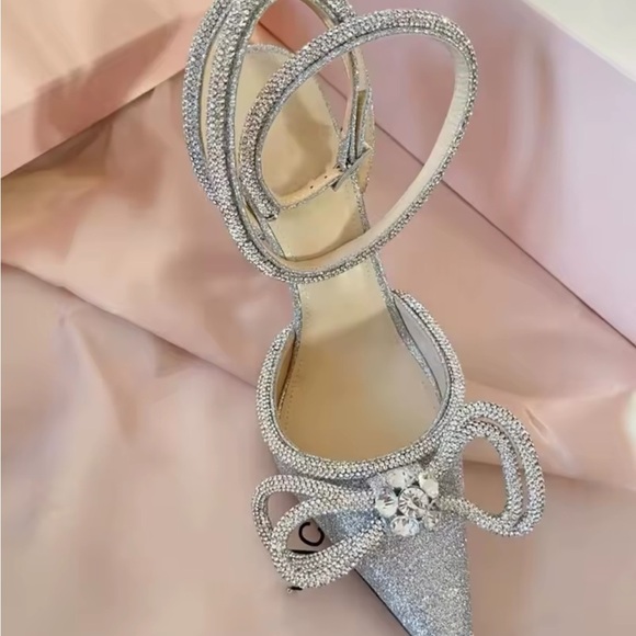 Chic Black Stiletto Heels with Sleek Design - Picture 5 of 10